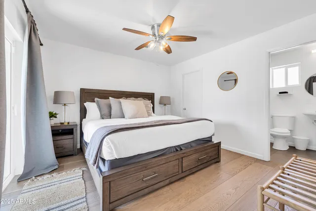 a en suite bathroom with a double vanity sink and a mirror