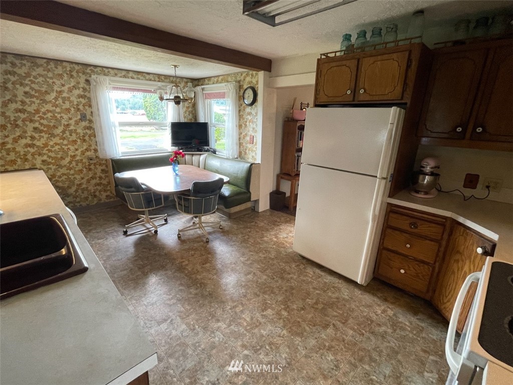 105 Newaukum Valley Road Chehalis, WA 98532 - Photo 22 of 40 a workspace with furniture and window