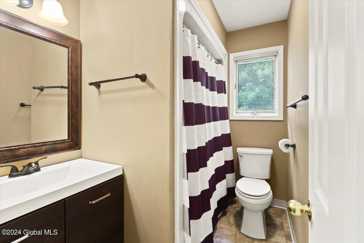 11 Stonegate Court Colonie, NY 12205 - Photo 25 of 36 09-MW2_7199