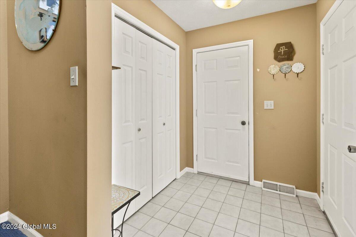 11 Stonegate Court Colonie, NY 12205 - Photo 3 of 36 21-MW2_7254