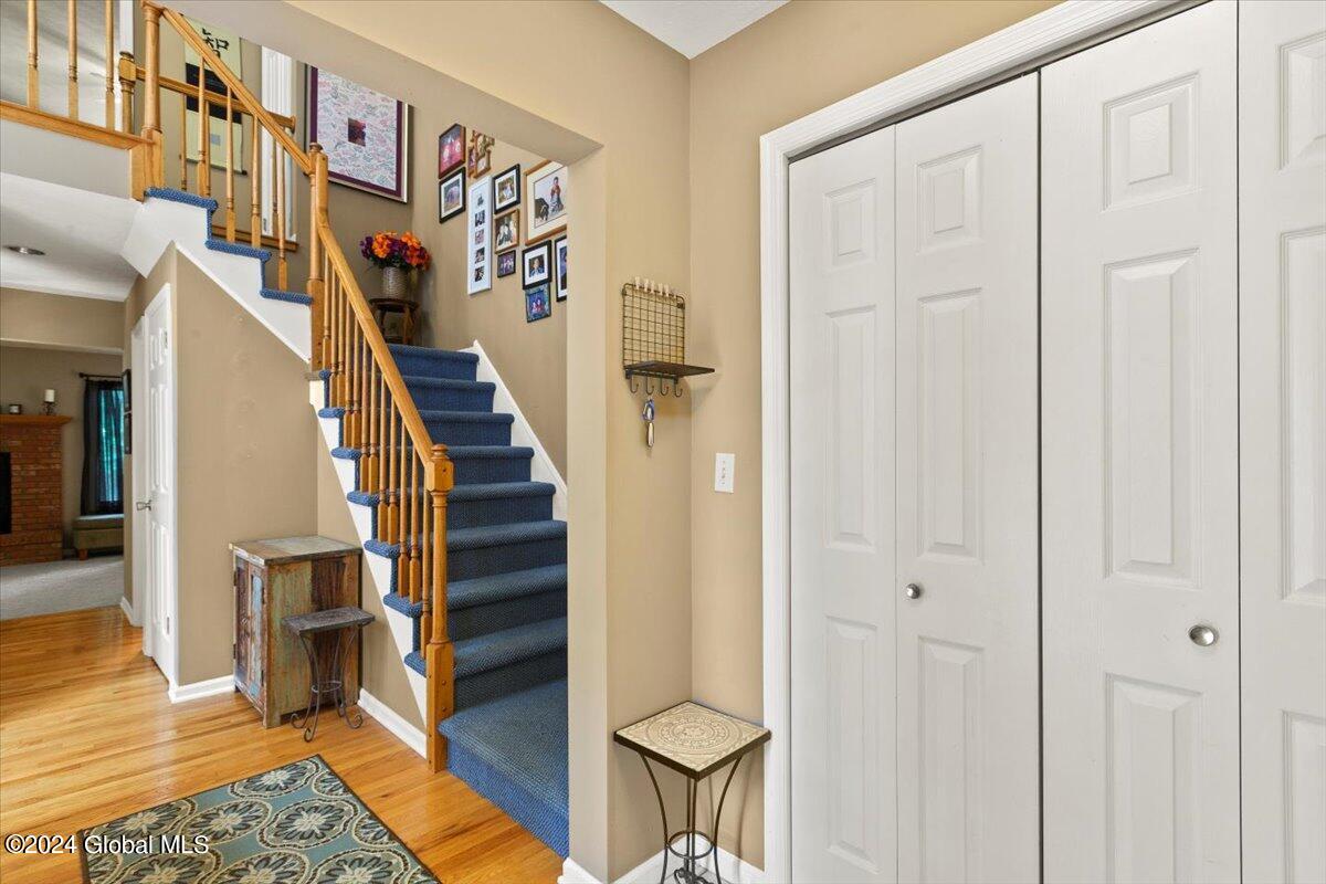 11 Stonegate Court Colonie, NY 12205 - Photo 4 of 36 22-MW2_7257