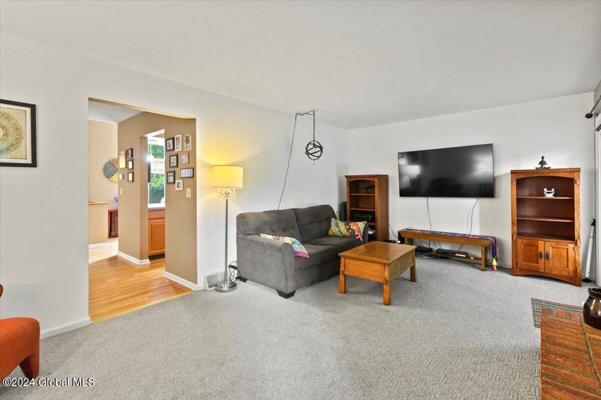 11 Stonegate Court Colonie, NY 12205 - Photo 6 of 36 16-MW2_7233