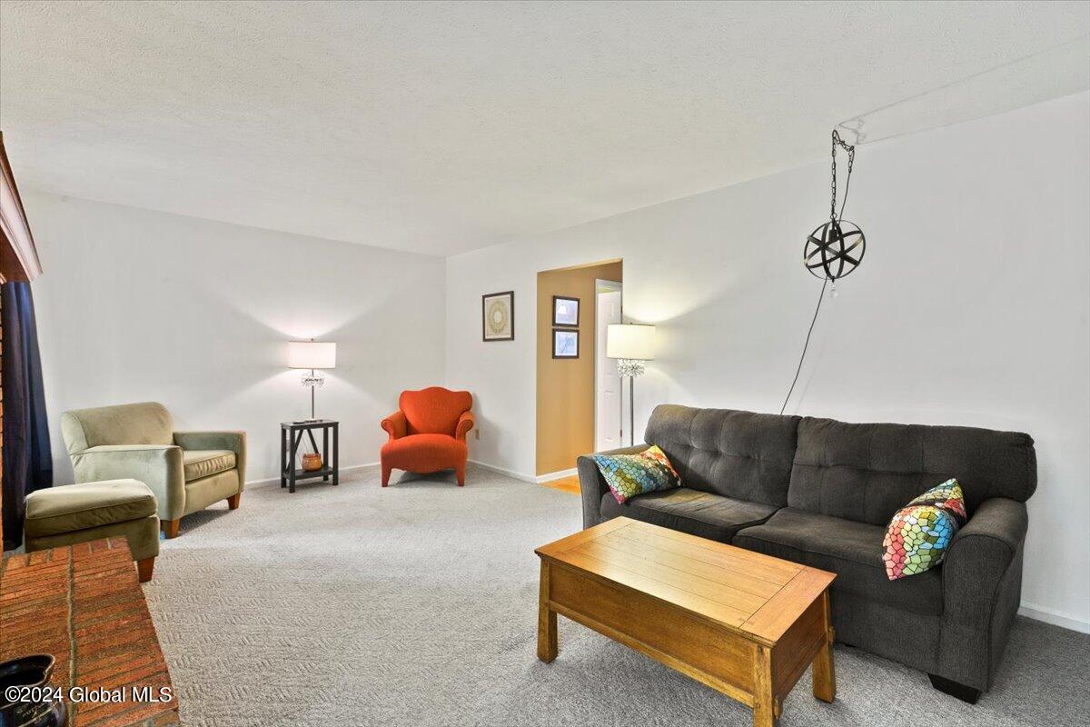 11 Stonegate Court Colonie, NY 12205 - Photo 7 of 36 17-MW2_7238