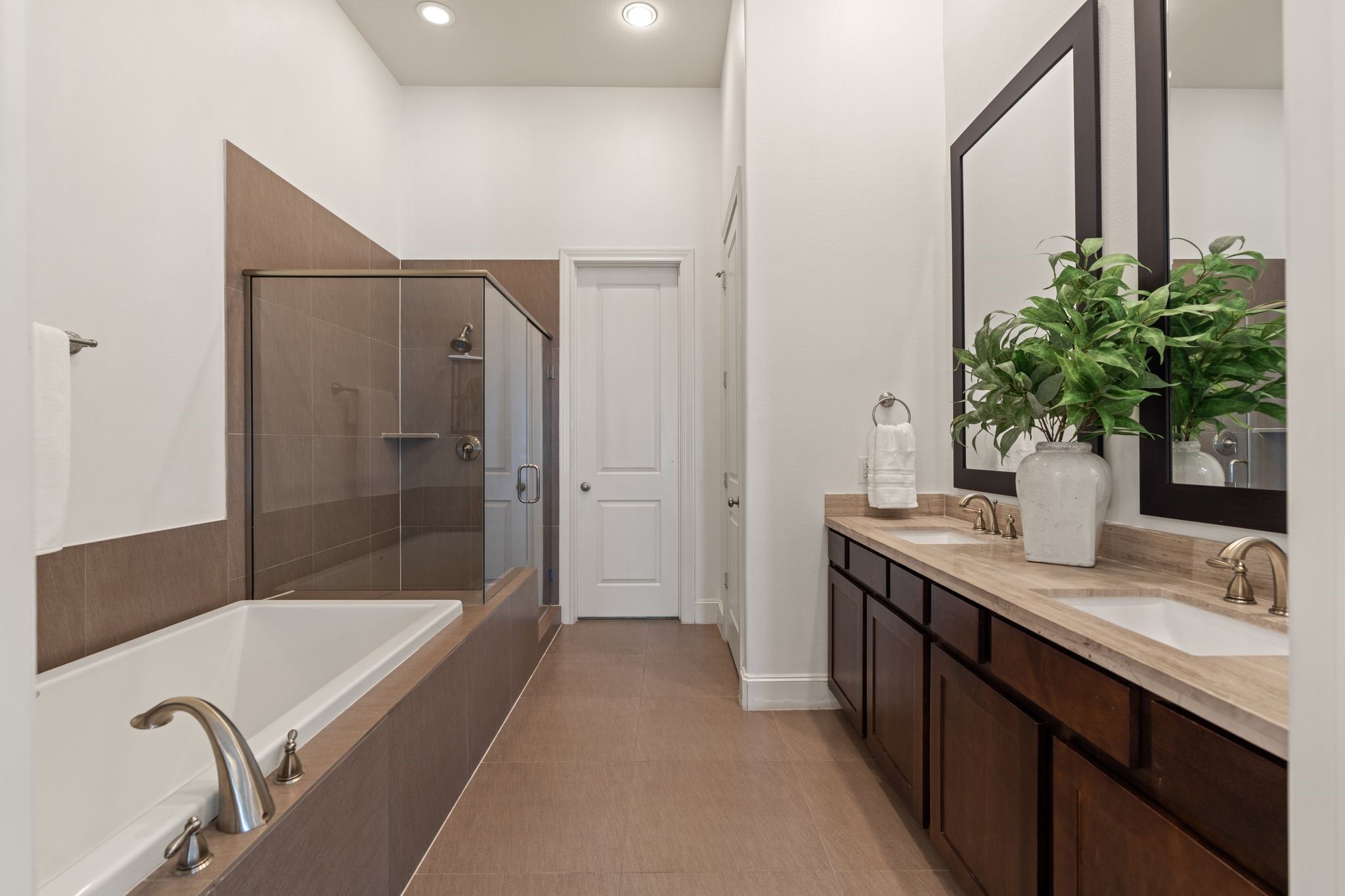2960 Rusk Street Houston, TX 77003 - Photo 19 of 29 The adjoining primary ensuite bathroom is a serene escape, complete with dual sinks, a large walk-in shower, a luxurious soaking tub for unwinding.
