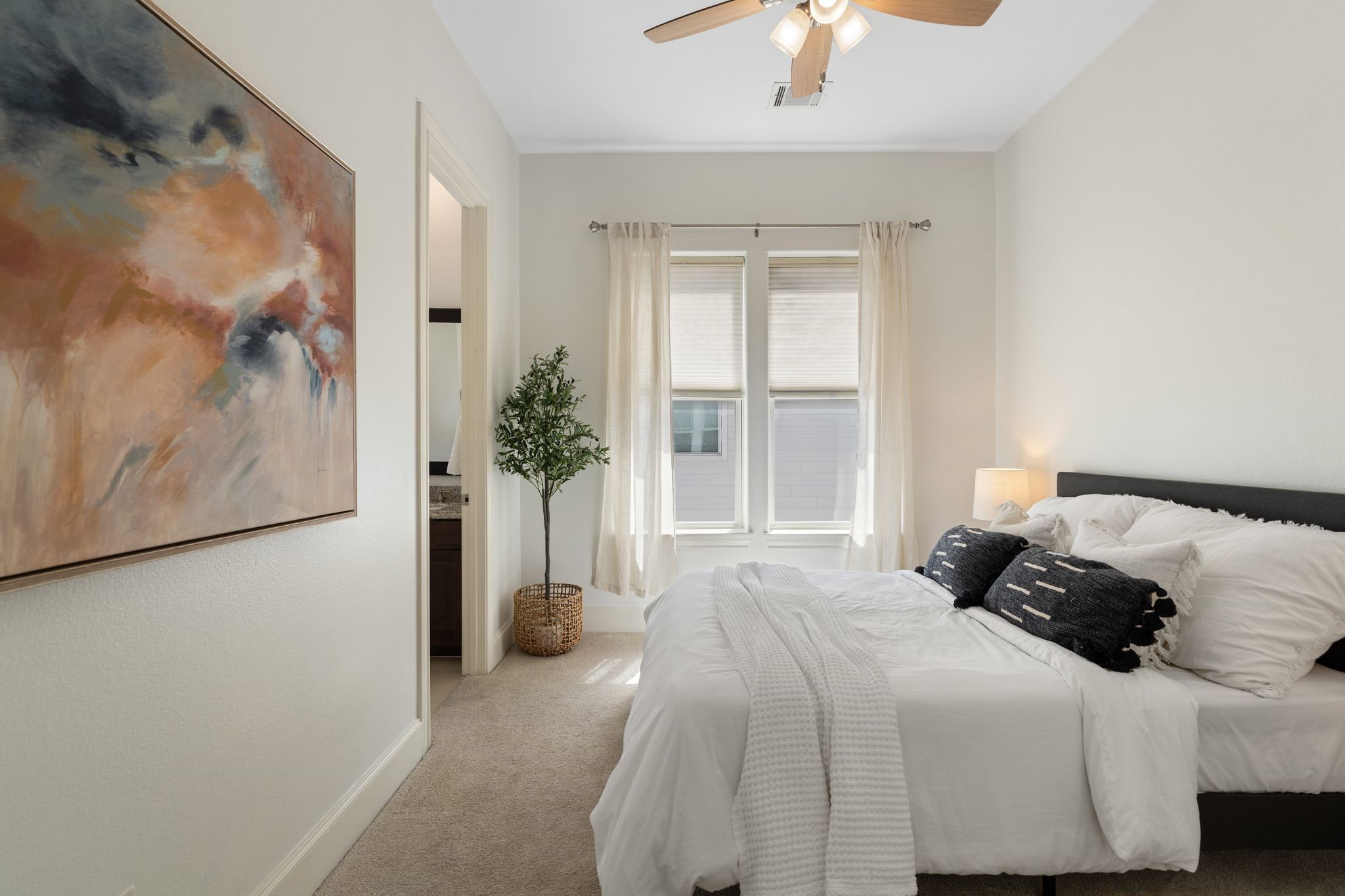 2960 Rusk Street Houston, TX 77003 - Photo 21 of 29 The 3rd floor is complete with a third bedroom with its own private ensuite bathroom.