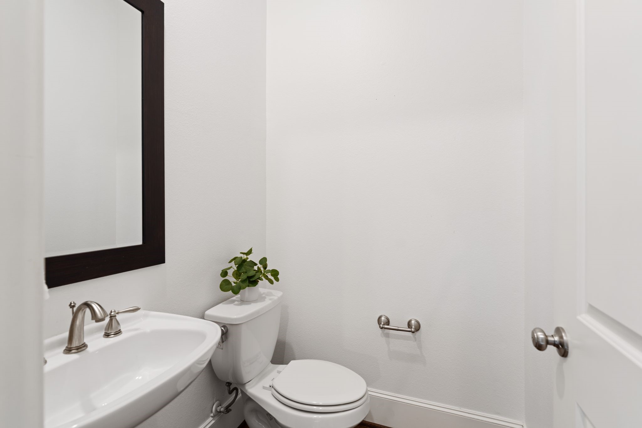 2960 Rusk Street Houston, TX 77003 - Photo 24 of 29 A powder room is tucked away on the second floor for guest use.