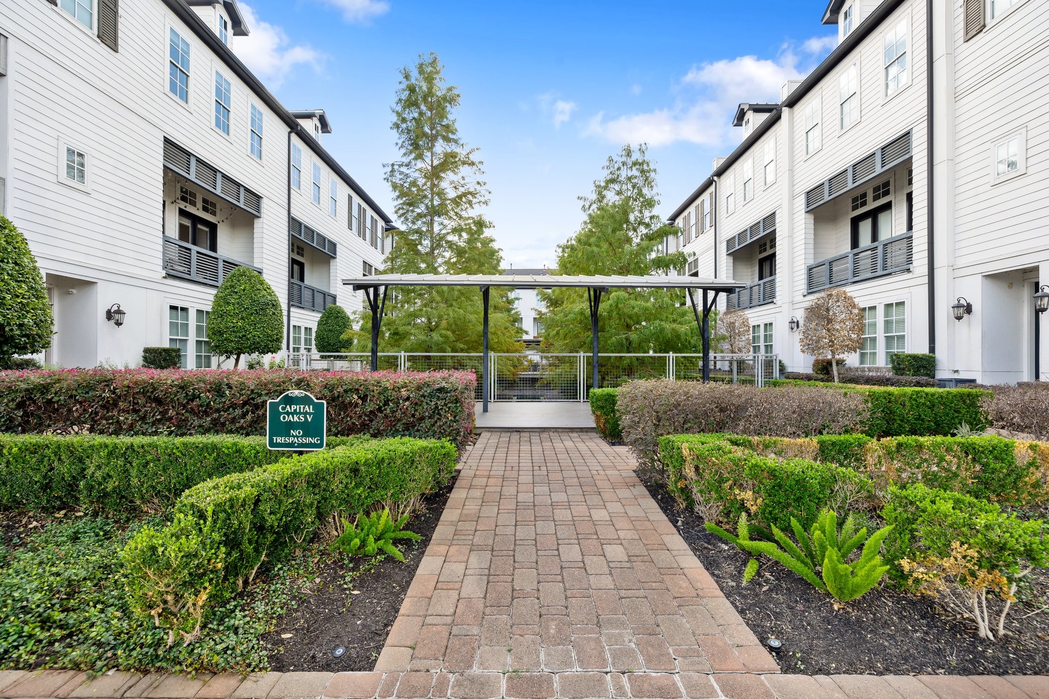 2960 Rusk Street Houston, TX 77003 - Photo 26 of 29 Beautifully kept grounds are a highlight of this home.