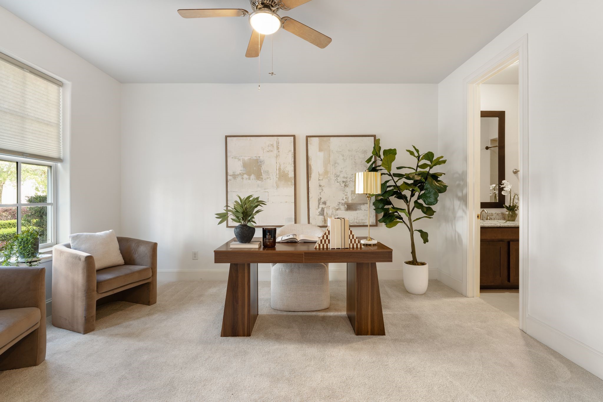 2960 Rusk Street Houston, TX 77003 - Photo 4 of 29 A bedroom on the 1st floor with a private ensuite bathroom is well suited as a home office or guest retreat.
