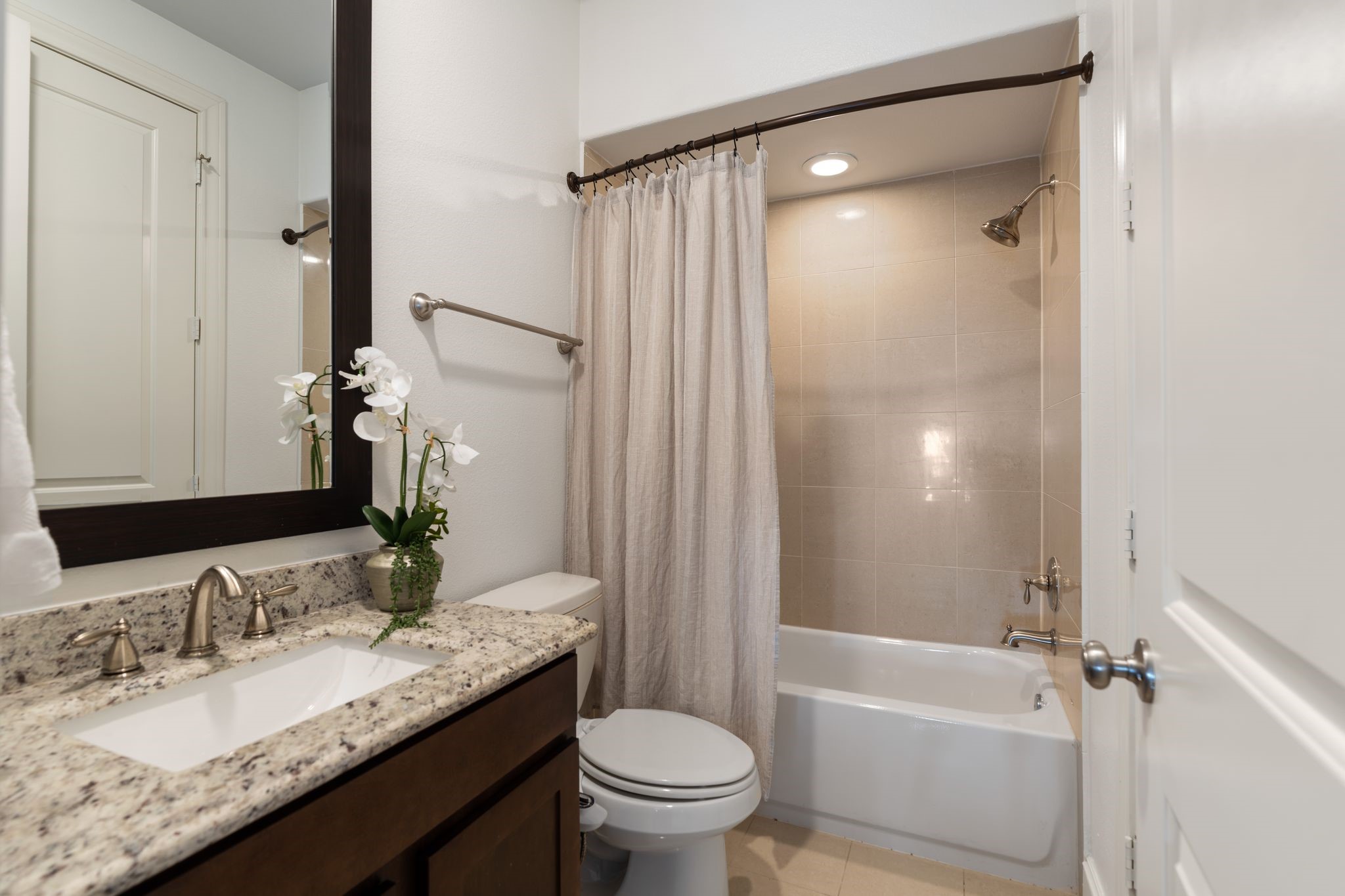 2960 Rusk Street Houston, TX 77003 - Photo 5 of 29 The full ensuite bathroom is complete with a vanity and shower/tub combo.