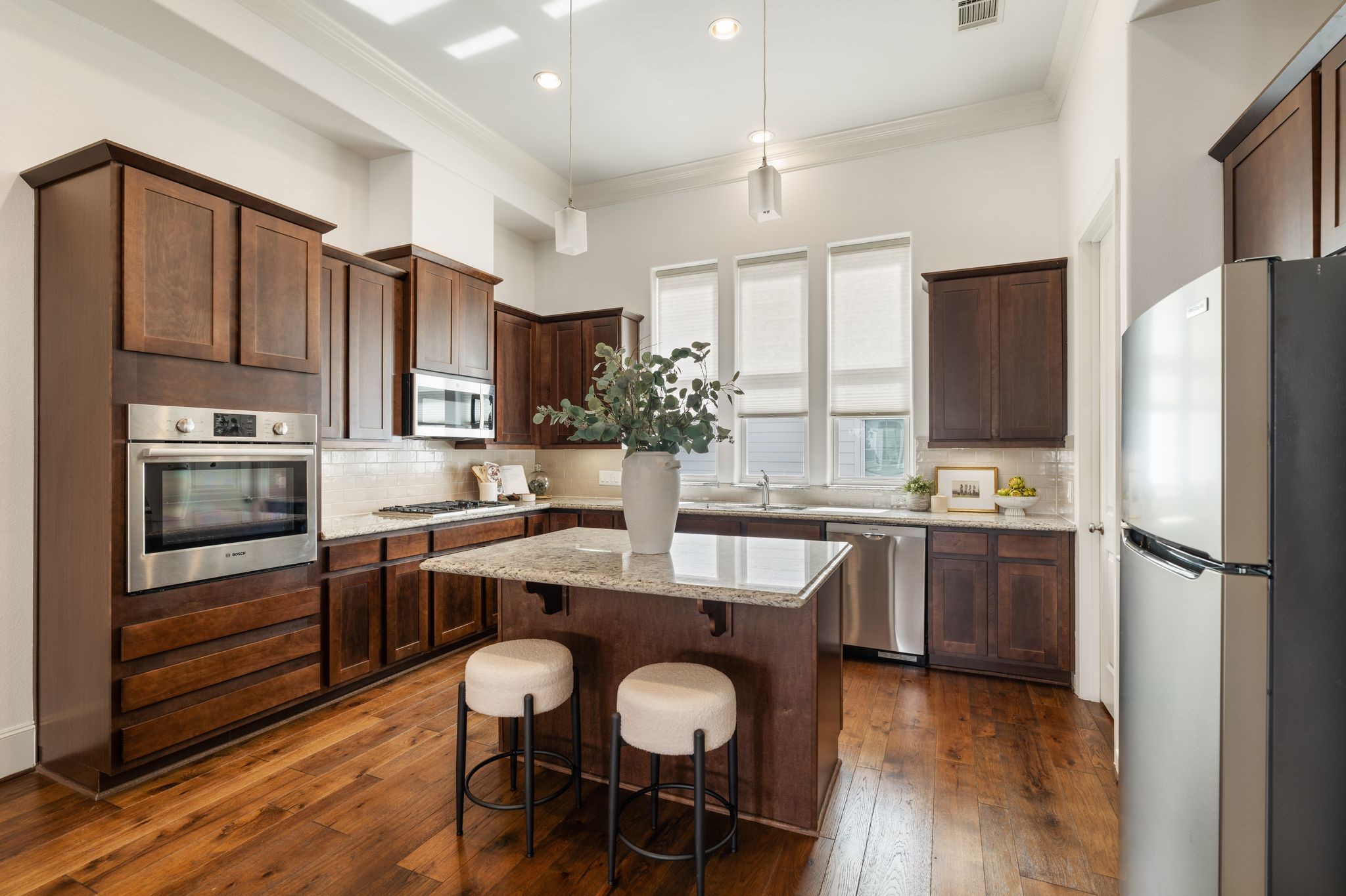 2960 Rusk Street Houston, TX 77003 - Photo 8 of 29 The high ceilings and numerous windows allow for plenty of natural light.