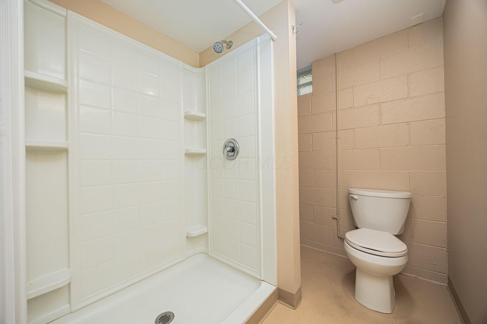 125 South Hamilton Road Columbus, OH 43230 - Photo 31 of 65 Full Bath