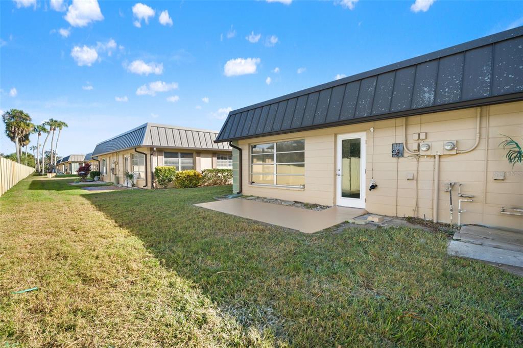 4127 Stratford Drive, Unit 4127 New Port Richey, FL 34652 - Photo 32 of 45 a backyard of a house