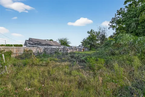 a view of a small yard