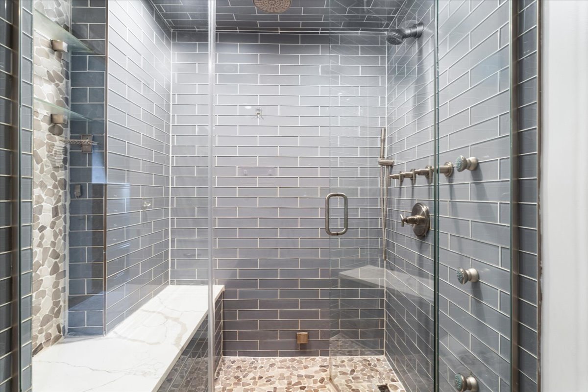 680 North Green Street, Unit 412 Chicago, IL 60642 - Photo 12 of 20 a bathroom with a shower