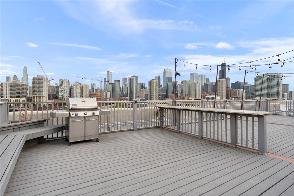 680 North Green Street, Unit 412 Chicago, IL 60642 - Photo 19 of 20 a view of a terrace with city view