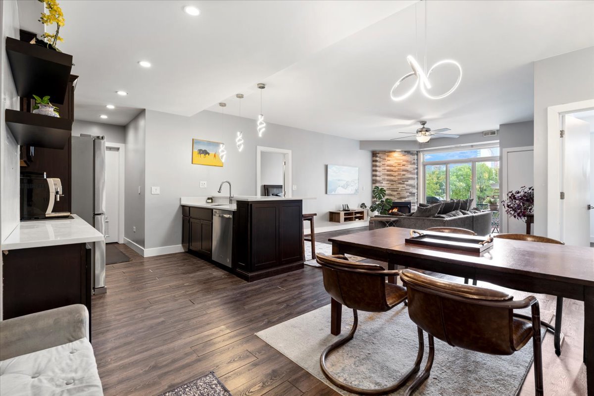 680 North Green Street, Unit 412 Chicago, IL 60642 - Photo 2 of 20 a kitchen with a table and chairs in it