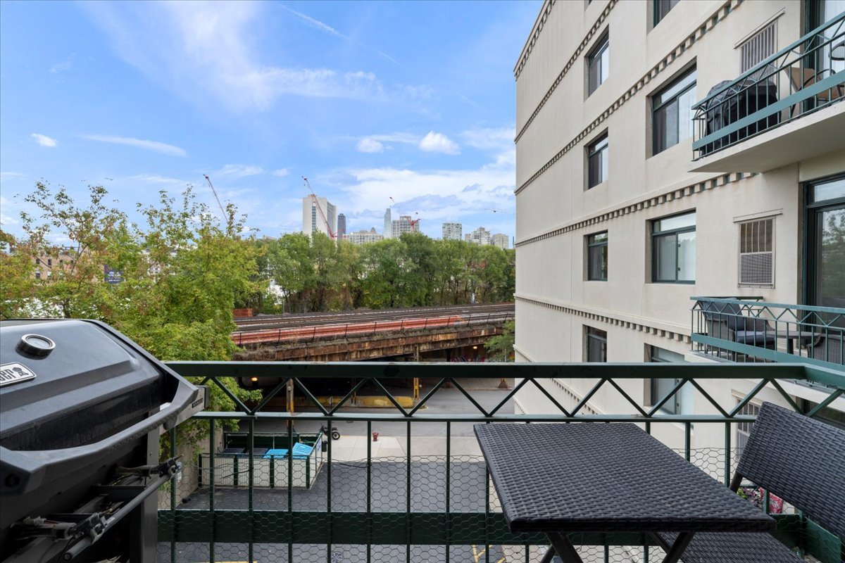 680 North Green Street, Unit 412 Chicago, IL 60642 - Photo 10 of 20 a view of a roof deck with furniture