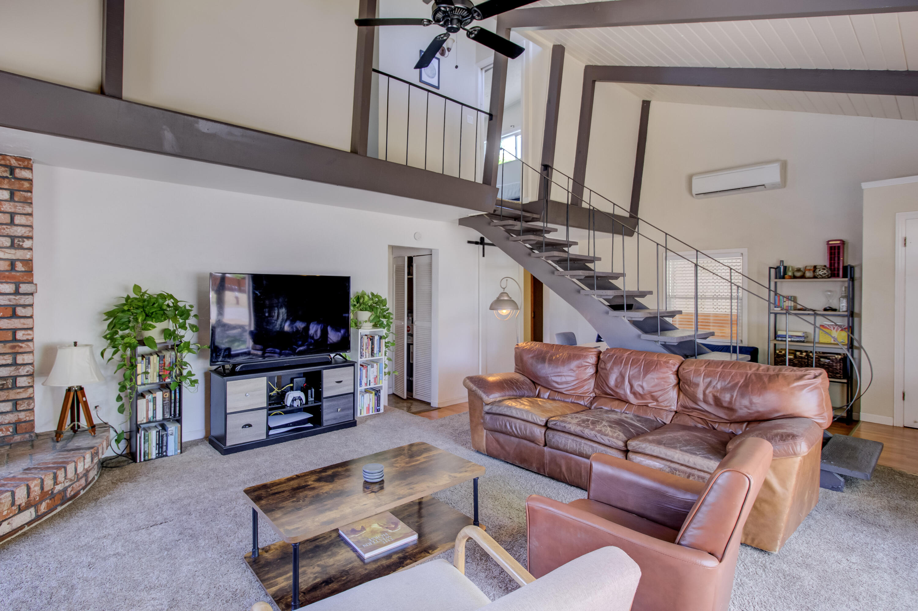 1489 Ridge Drive Redding, CA 96001 - Photo 11 of 39 Living Room