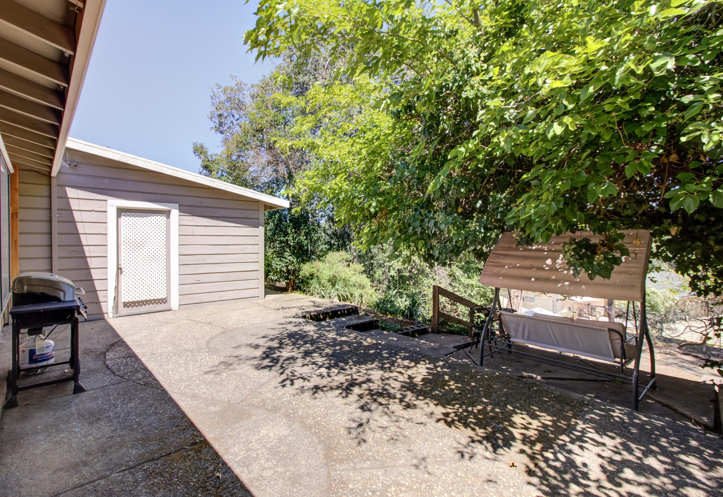 1489 Ridge Drive Redding, CA 96001 - Photo 36 of 39 Backyard