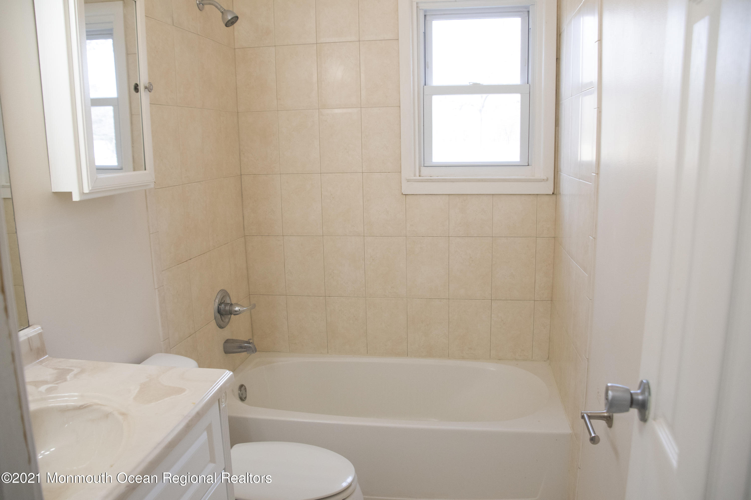 326 Sawmill Road, Unit 132 Brick, NJ 08724 - Photo 9 of 18 a bathroom with a sink toilet and bathtub