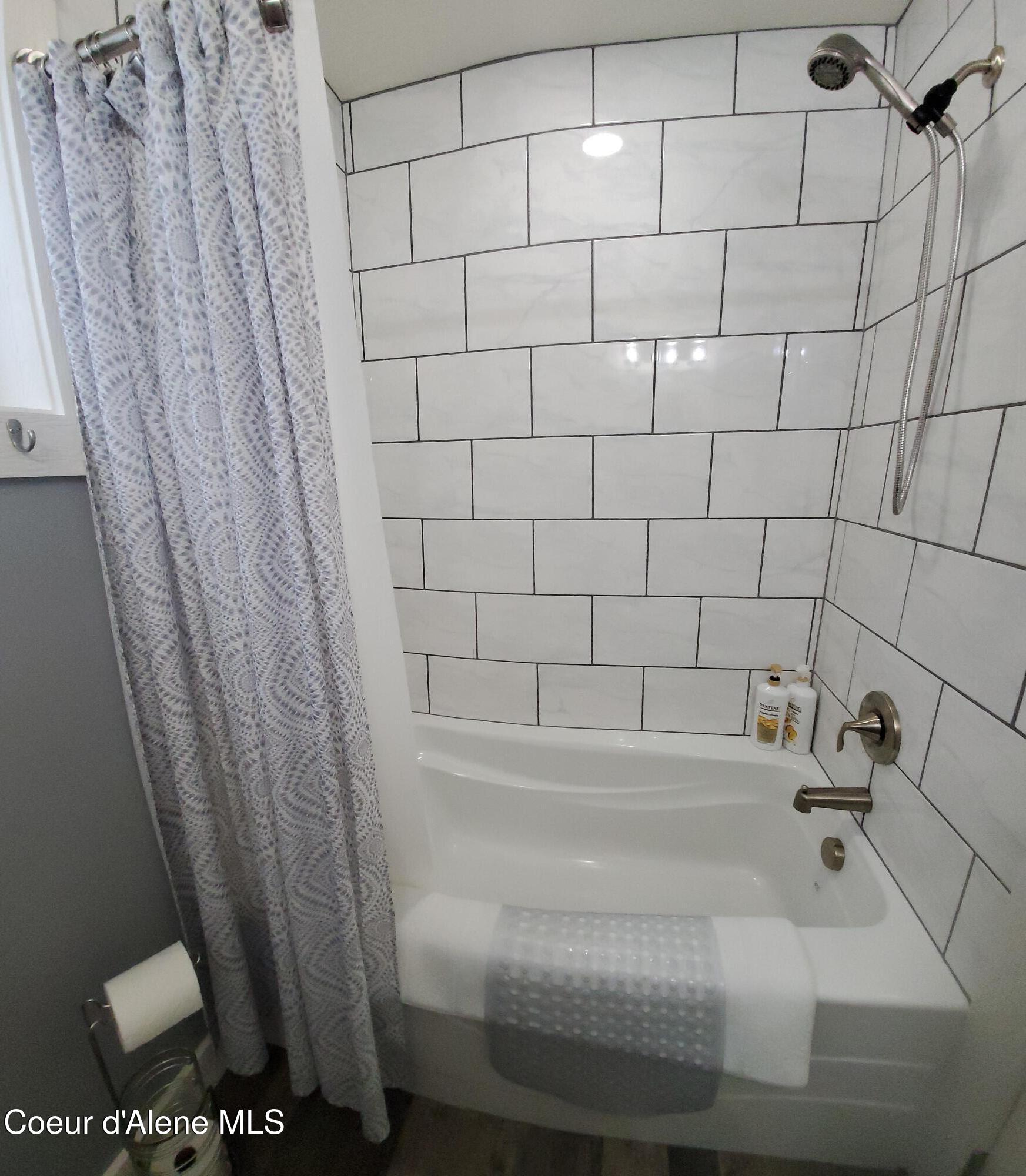 63 Sutton Lane Coolin, ID 83821 - Photo 11 of 40 Main Floor Tub-Shower