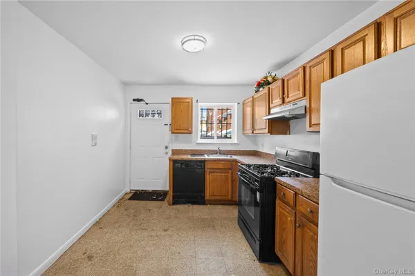 $1,198,000 | 1955 Burke Avenue | Baychester