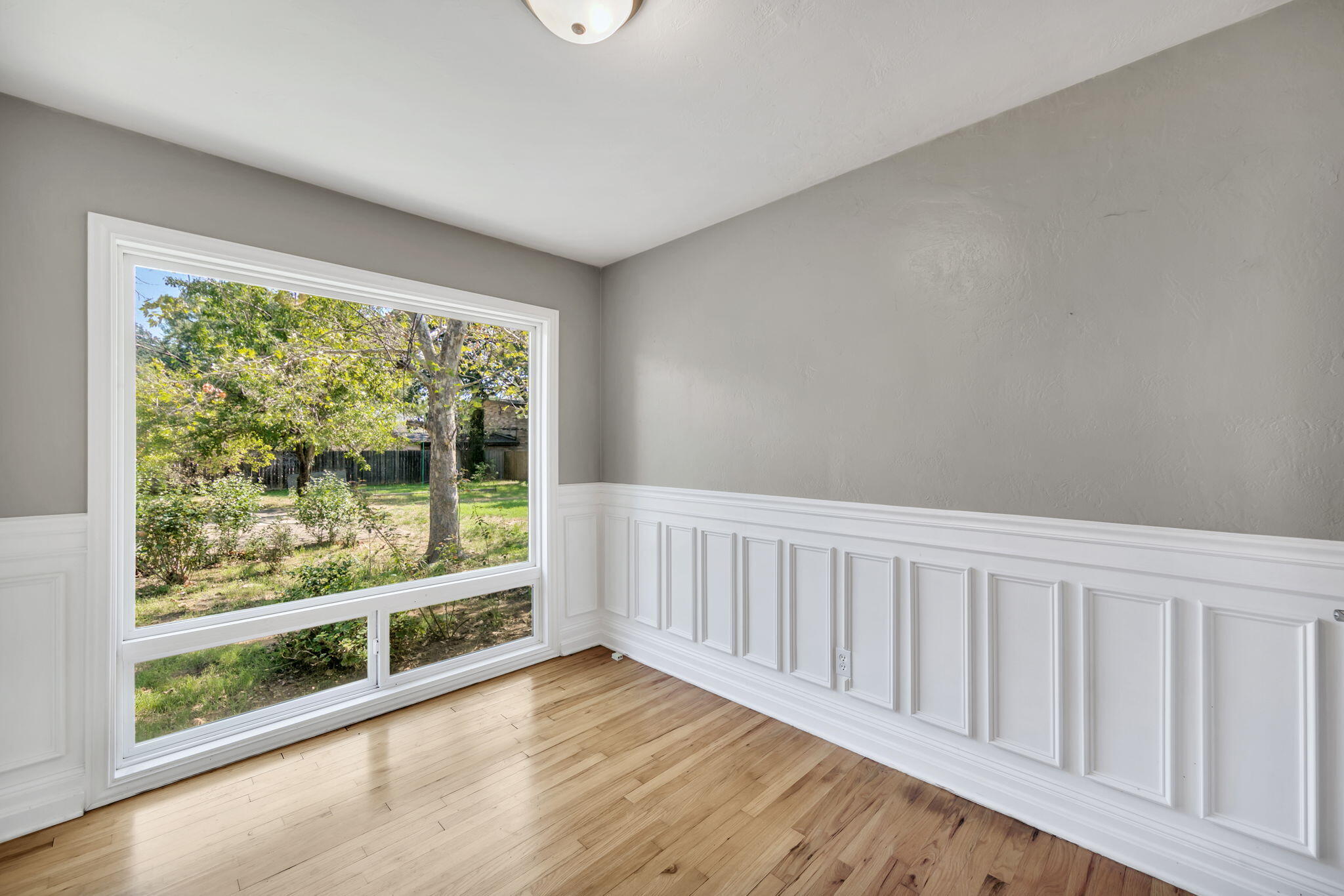 2739 Irwin Road Redding, CA 96002 - Photo 11 of 37 Bedroom #3 - light and bright