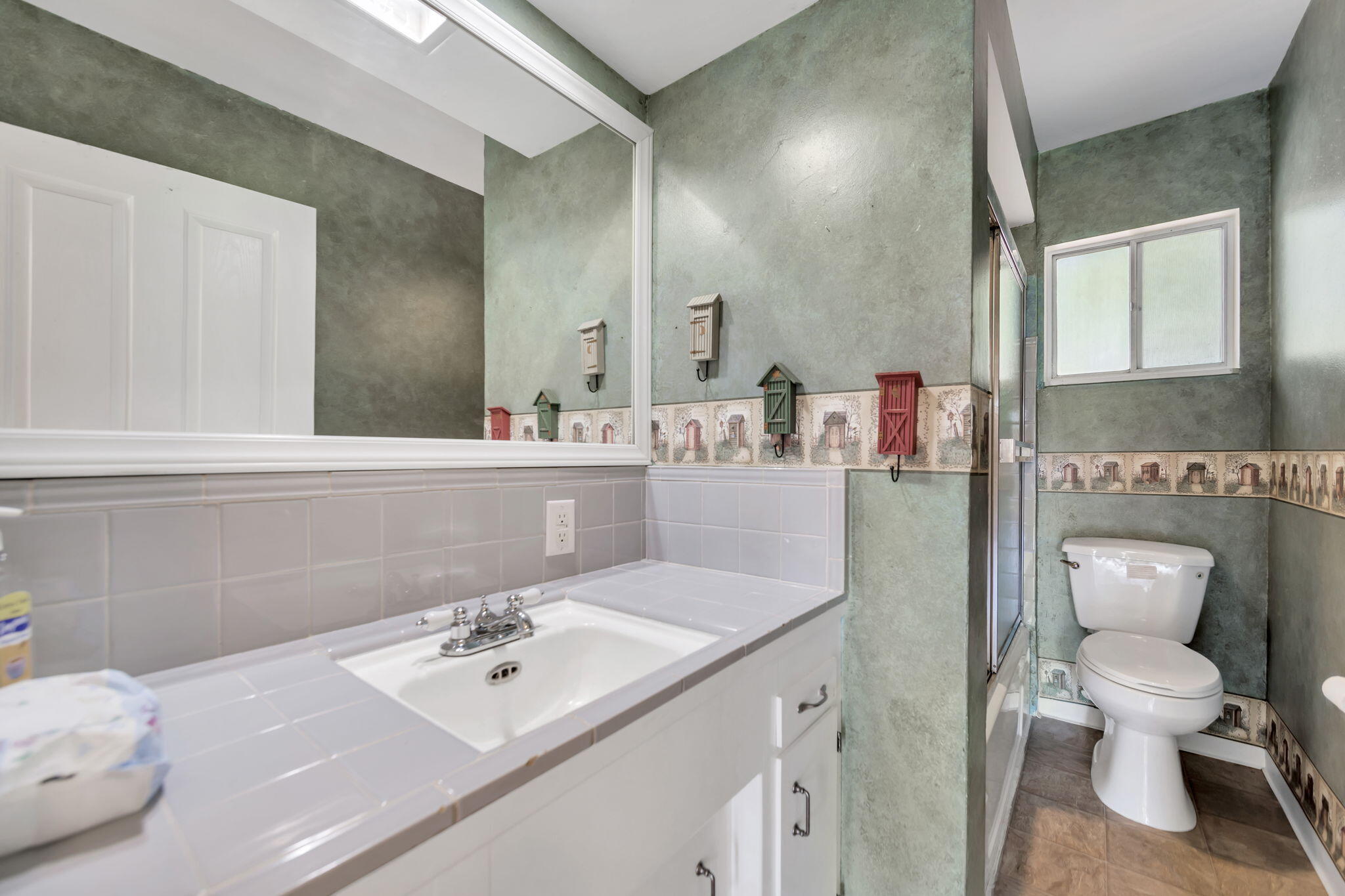 2739 Irwin Road Redding, CA 96002 - Photo 13 of 37 Hall bath - original tile in good shape!