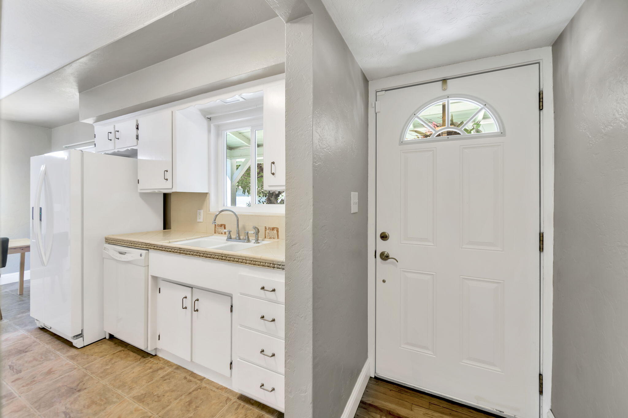 2739 Irwin Road Redding, CA 96002 - Photo 3 of 37 Entry