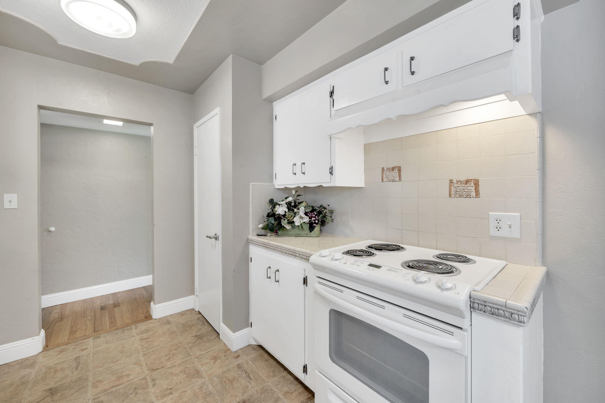 2739 Irwin Road Redding, CA 96002 - Photo 4 of 37 Kitchen