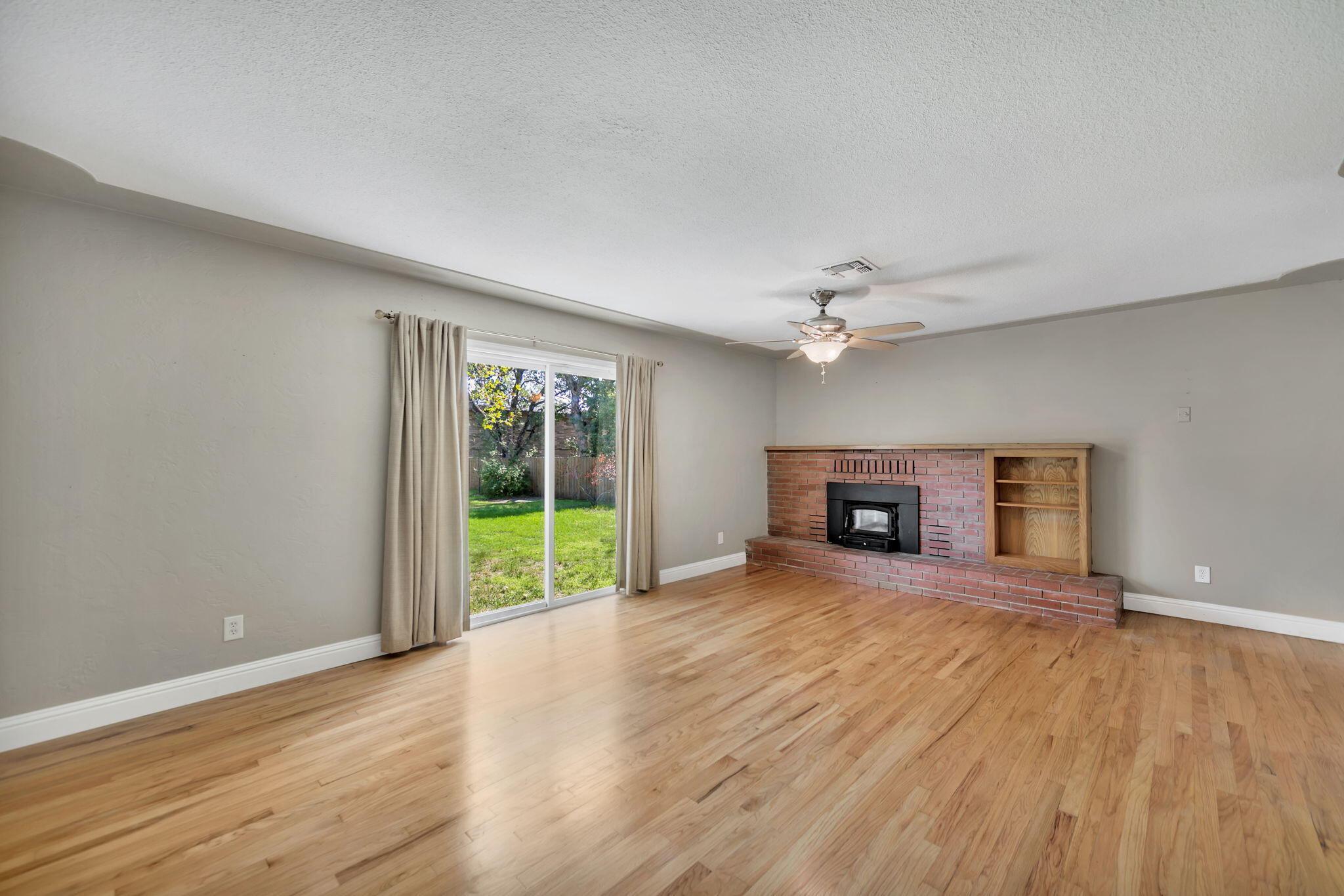 2739 Irwin Road Redding, CA 96002 - Photo 10 of 37 Living room - slider to back yard
