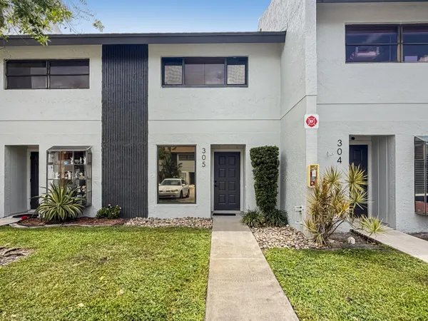 $2,400 | 2700 South Oakland Forest Drive, Unit 305, Oakland Park, FL 33309