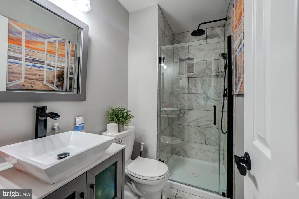 51 Kinsman View Circle Silver Spring, MD 20901 - Photo 22 of 32 a bathroom with a sink a toilet and shower
