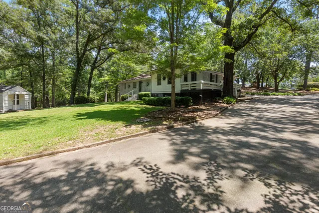 a view of a house with a yard
