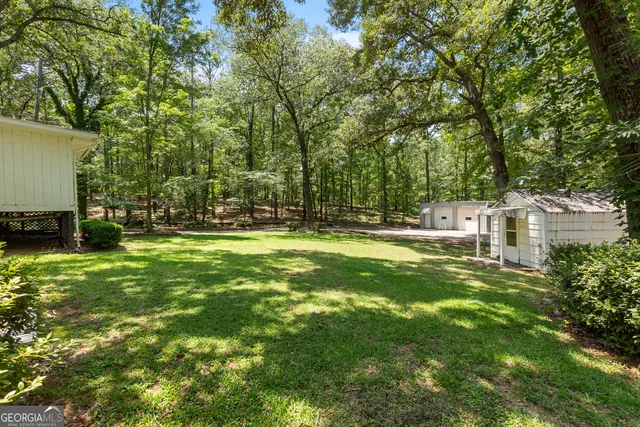 a view of a house with a yard