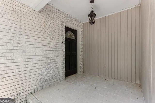 a view of empty room with a ceiling fan