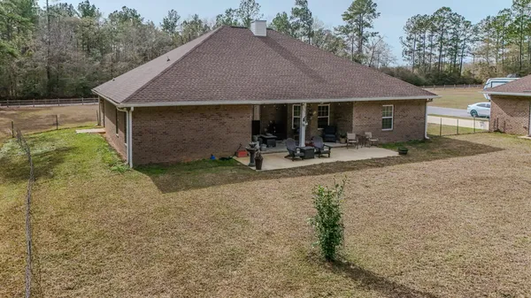 a view of a house with backyard