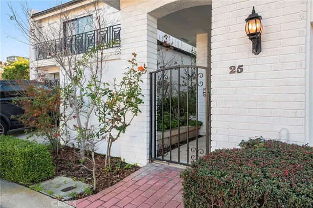 $4,680,000 | 25 Rue Grand Ducal, Newport Beach, CA 92660