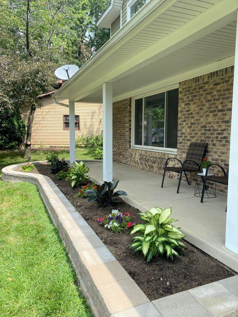 5315 Lethbridge Road Grand Blanc, MI 48439 - Photo 2 of 40 Front Planter
