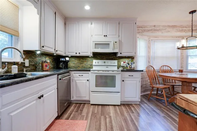 $290,000 | 1331 Southwest Horizon Drive, Blue Springs, MO 64015