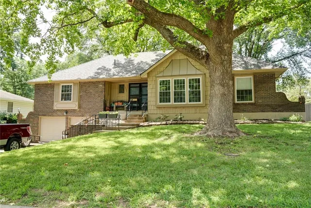 $290,000 | 1331 Southwest Horizon Drive, Blue Springs, MO 64015