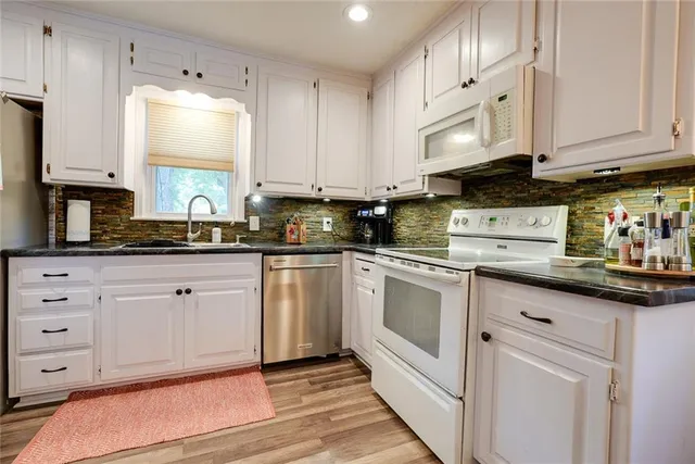 $290,000 | 1331 Southwest Horizon Drive, Blue Springs, MO 64015