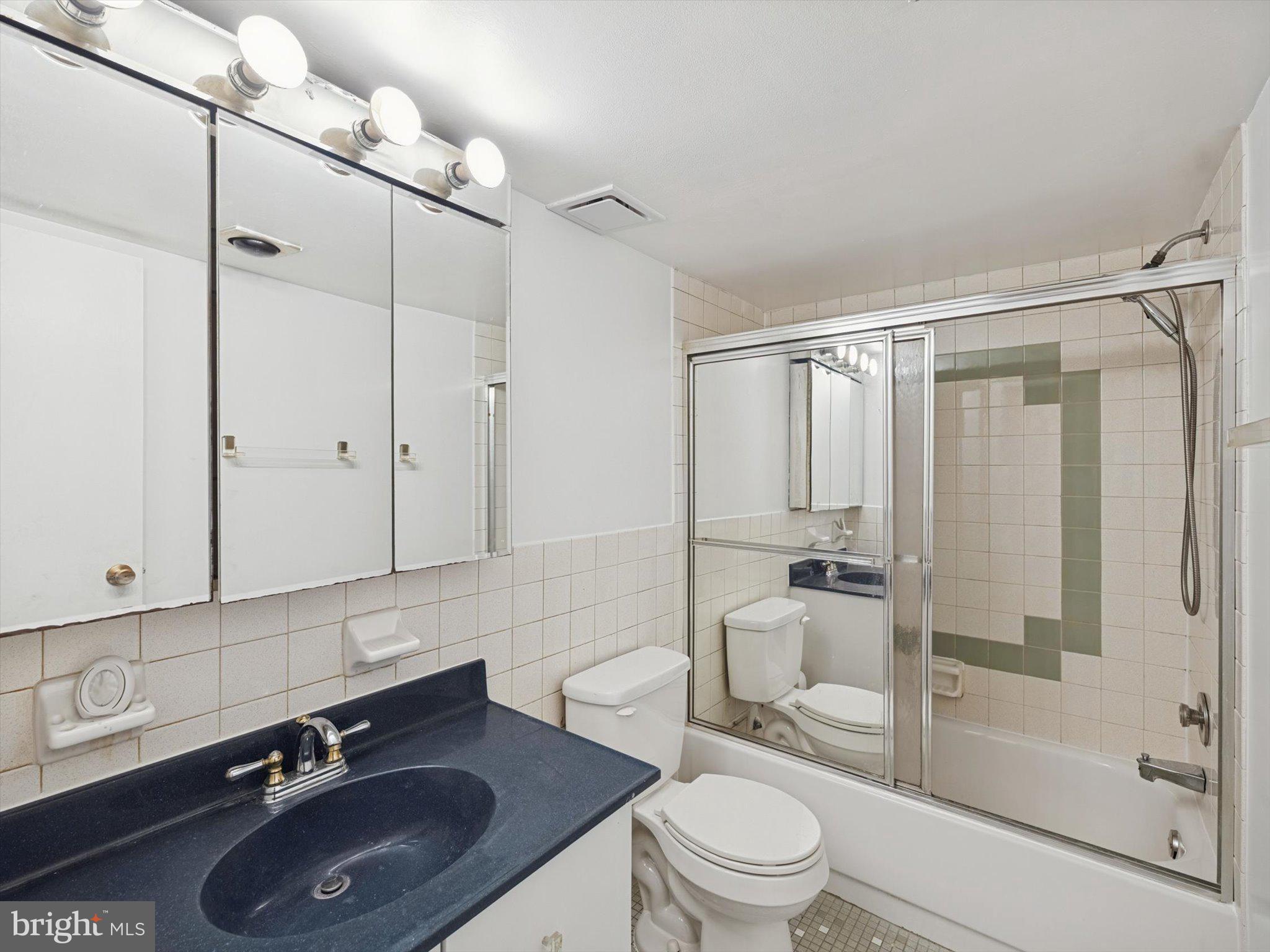 3204 Delaire Landing Road, Unit 3204 Philadelphia, PA 19114 - Photo 26 of 39 Full Hall Bath