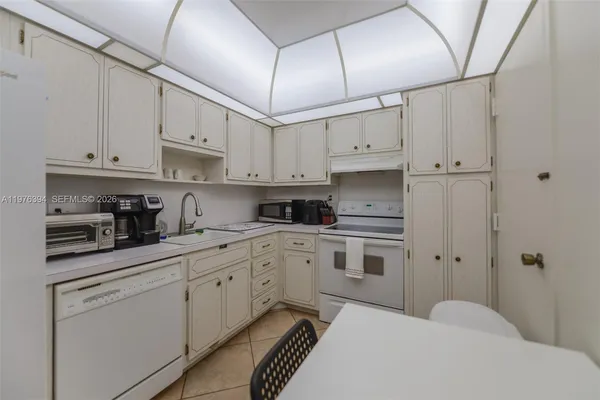 $2,500 | 1980 South Ocean Drive, Unit 4L, Hallandale Beach, FL 33009