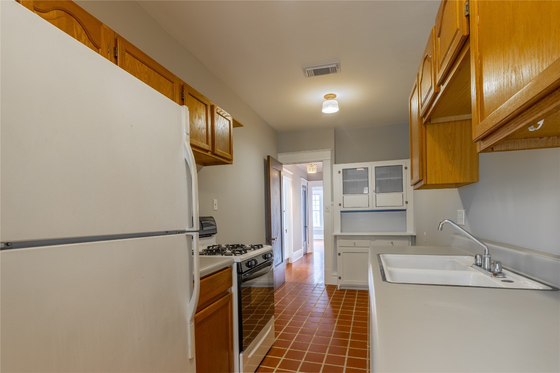 806 Winbern Street, Unit 2 Houston, TX 77002 - Photo 5 of 11 a kitchen with a refrigerator and a sink