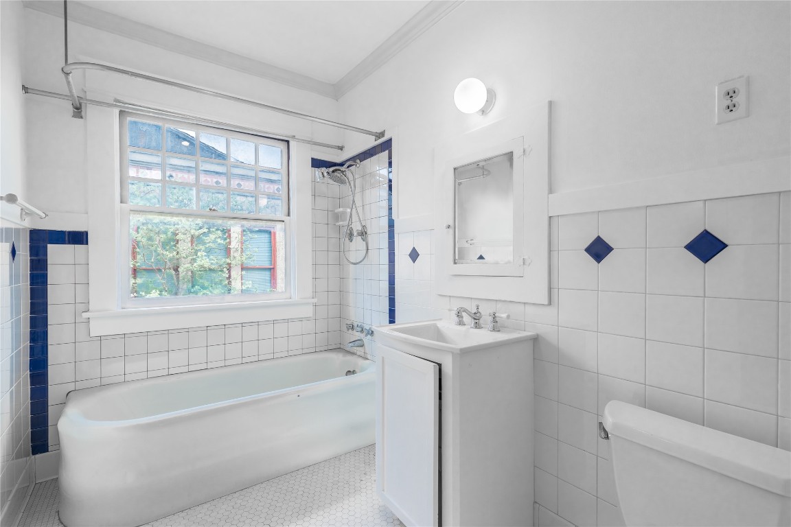 806 Winbern Street, Unit 2 Houston, TX 77002 - Photo 9 of 11 a bathroom with a sink a toilet a bathtub and shower