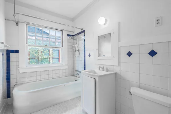 $1,300 | 806 Winbern Street, Unit 2, Houston, TX 77002