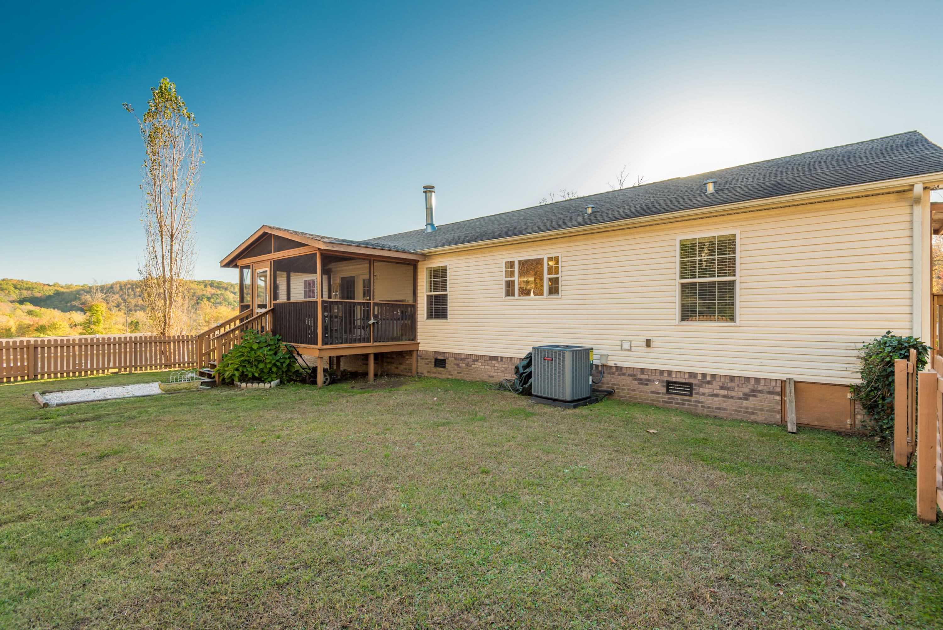 226 Loggers Lane Clinton, TN 37716 - Photo 32 of 34 226LoggersLn-29