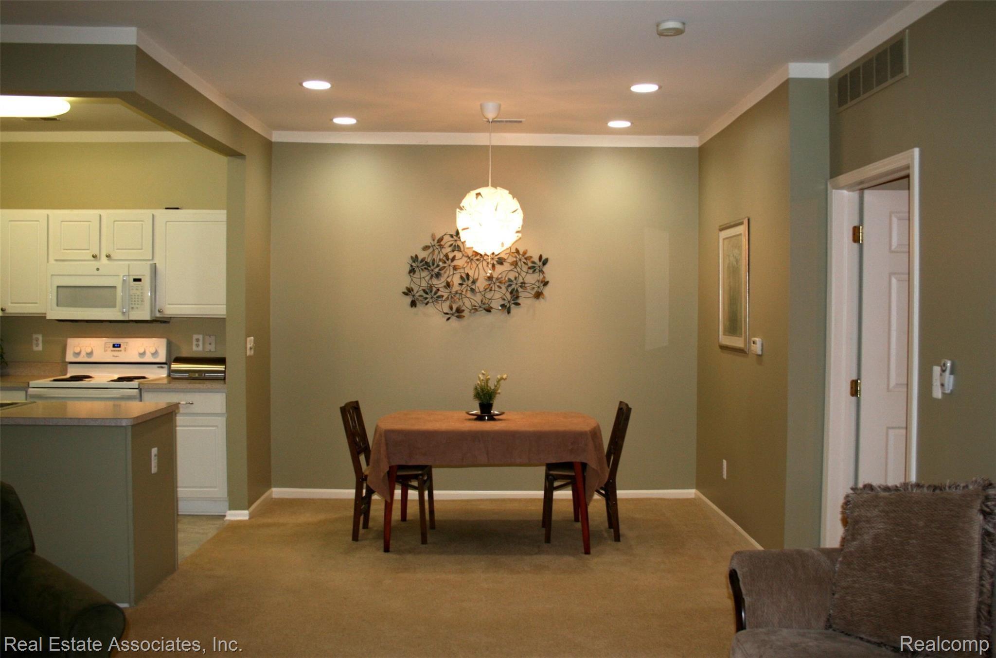 11872 Farmington Road Livonia, MI 48150 - Photo 4 of 13 .