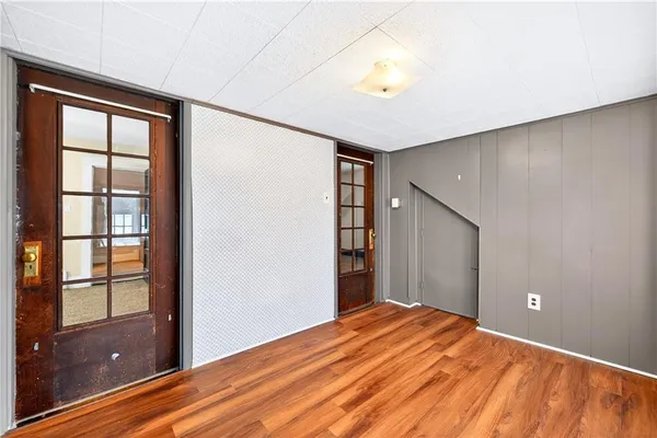 an empty room with windows and ceiling fan